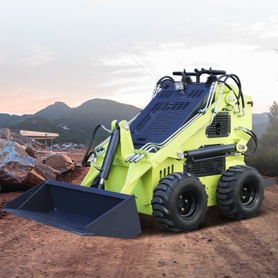 Capacità del secchio 150 kg, caricatore a rotazione con velocità di lavoro da 0 a 6 km/h e omologazione EPA