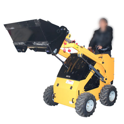 Potente Mini Skid Steer Loader da 500 kg con pista da 15,7 kW e potenza massima da 17,1 kW