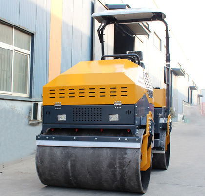 HQ-YL1200 1-5 Tonnes Vibration Ride On Mini Road Roller con 120L di capacità del serbatoio dell'acqua